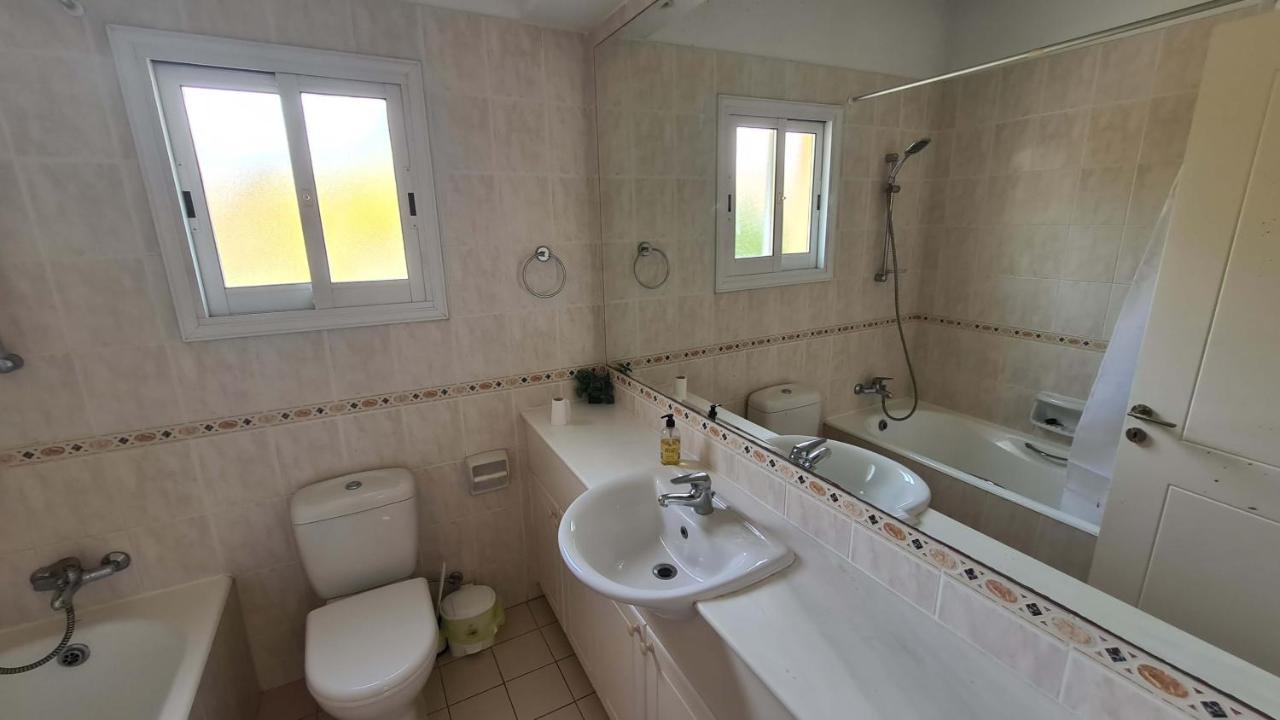 Sunny Limnaria Gardens 2 Bedroom Apartment Paphos Bagian luar foto